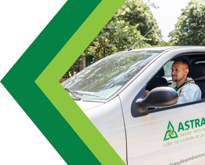 Homem dirigindo carro da Astral